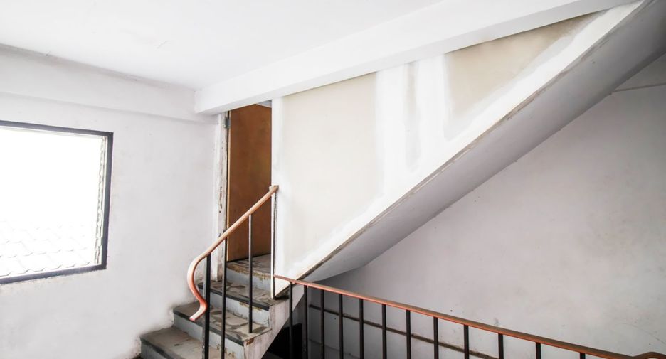 For sale 3 bedrooms retail Space in Huai Khwang, Bangkok