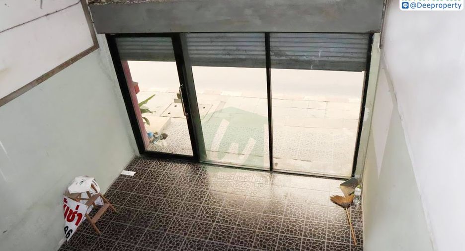 For sale 3 bedrooms retail Space in Huai Khwang, Bangkok