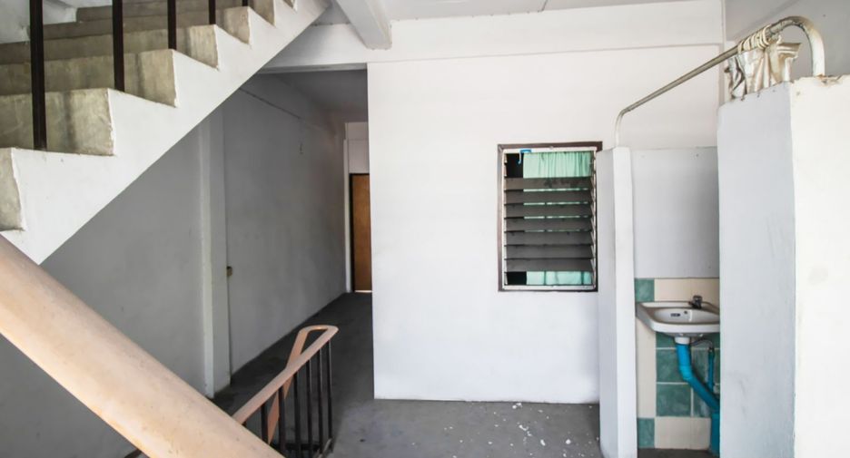 For sale 3 bedrooms retail Space in Huai Khwang, Bangkok