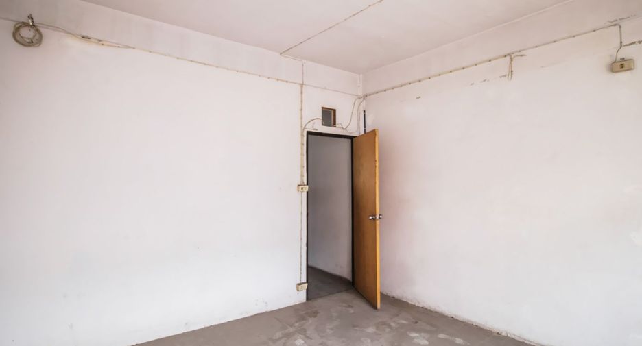 For sale 3 bedrooms retail Space in Huai Khwang, Bangkok