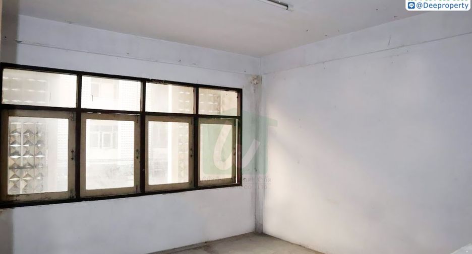 For sale 3 bedrooms retail Space in Huai Khwang, Bangkok