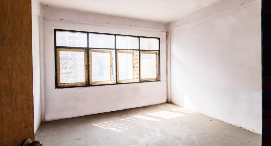 For sale 3 bedrooms retail Space in Huai Khwang, Bangkok