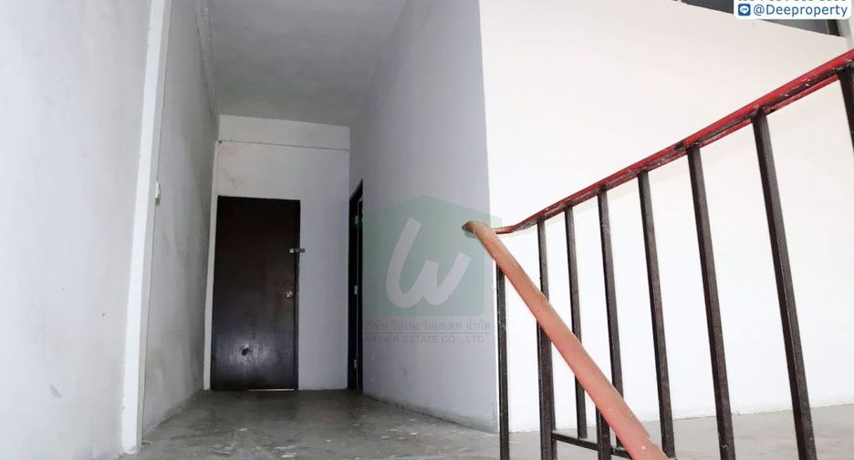 For sale 3 bedrooms retail Space in Huai Khwang, Bangkok