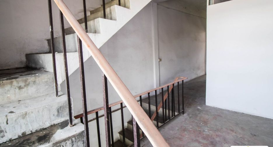 For sale 3 bedrooms retail Space in Huai Khwang, Bangkok