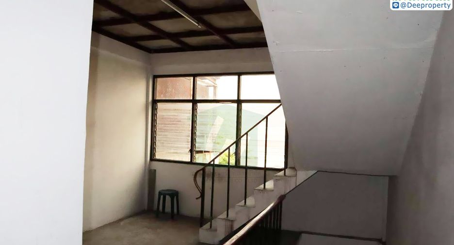 For sale 3 bedrooms retail Space in Huai Khwang, Bangkok