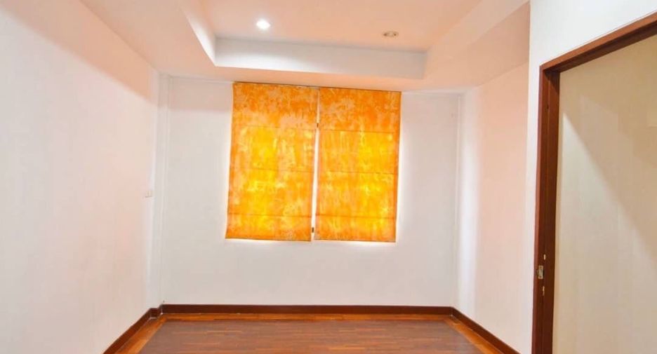 Reihenhaus zum Kauf mit 3 Zimmer in Phra Khanong, Bangkok