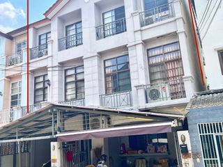 For sale 3 bedrooms townhouse in Phra Khanong, Bangkok
