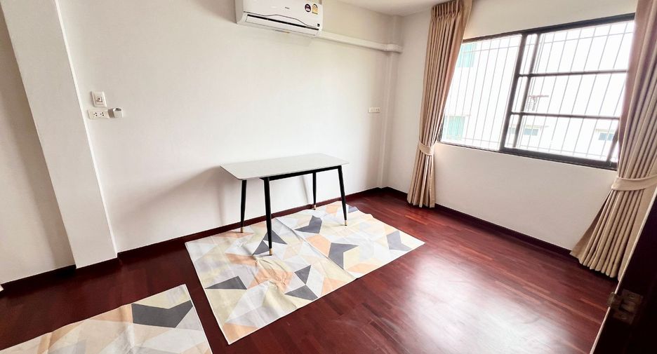 Reihenhaus zum Kauf mit 3 Zimmer in Phra Khanong, Bangkok