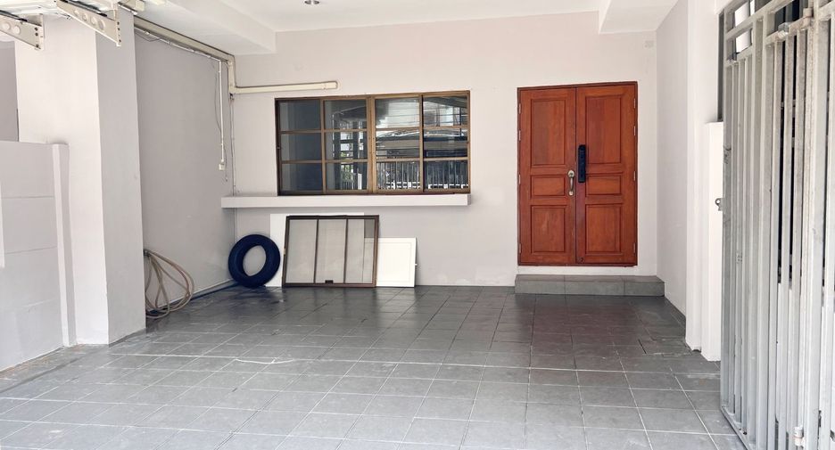 Reihenhaus zum Kauf mit 3 Zimmer in Phra Khanong, Bangkok