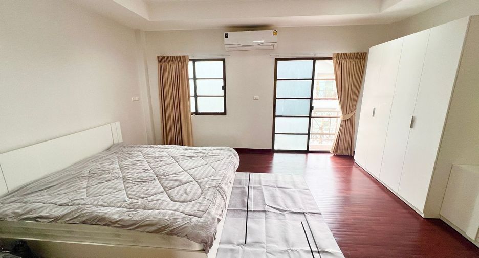 Reihenhaus zum Kauf mit 3 Zimmer in Phra Khanong, Bangkok