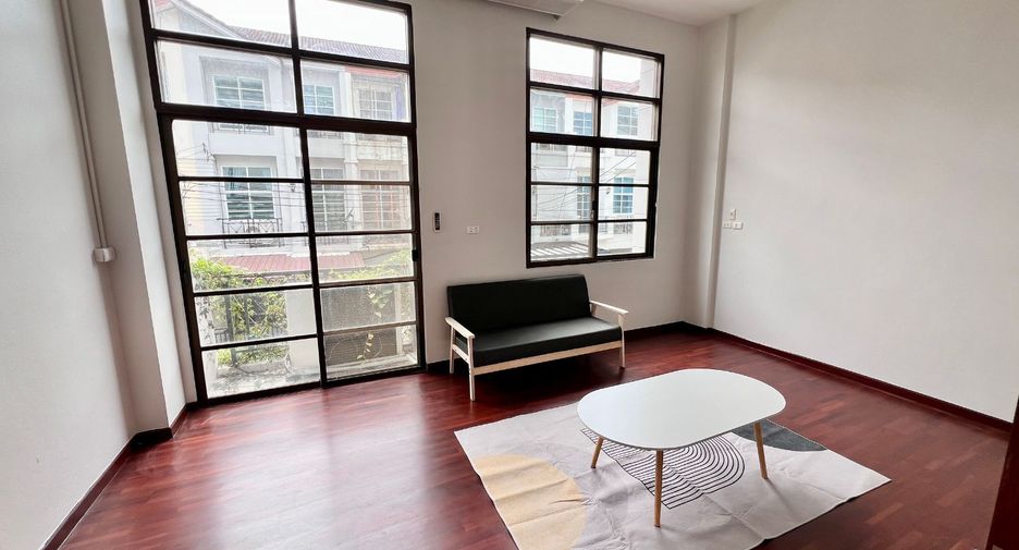 Reihenhaus zum Kauf mit 3 Zimmer in Phra Khanong, Bangkok