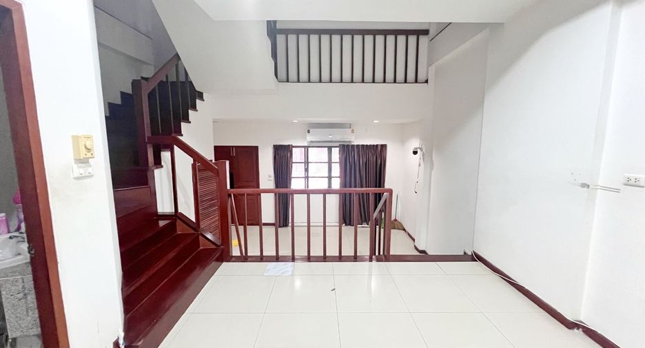 Reihenhaus zum Kauf mit 3 Zimmer in Phra Khanong, Bangkok
