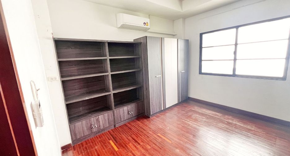 Reihenhaus zum Kauf mit 3 Zimmer in Phra Khanong, Bangkok