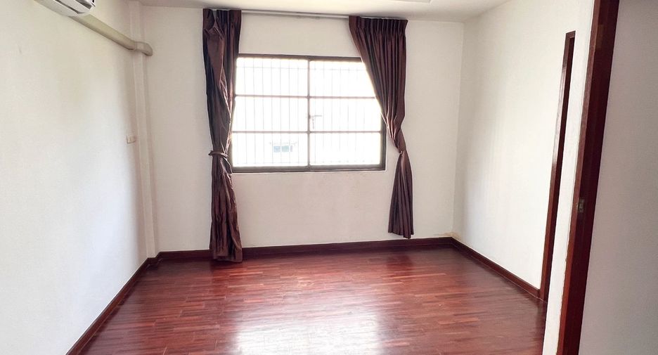Reihenhaus zum Kauf mit 3 Zimmer in Phra Khanong, Bangkok