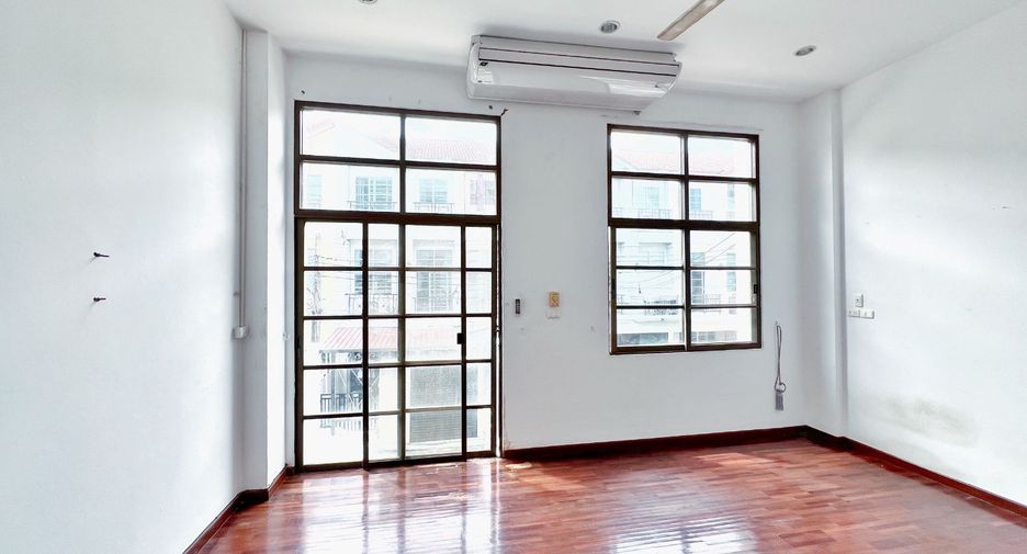Reihenhaus zum Kauf mit 3 Zimmer in Phra Khanong, Bangkok