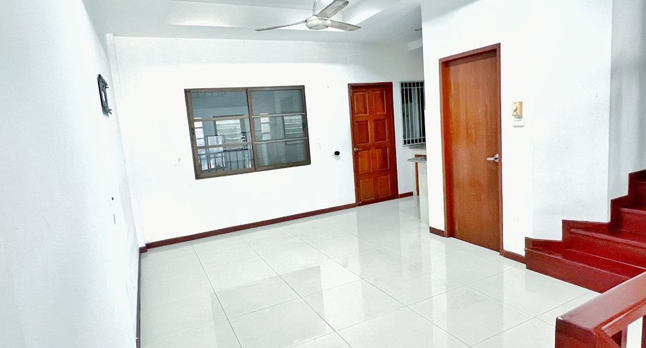 Reihenhaus zum Kauf mit 3 Zimmer in Phra Khanong, Bangkok