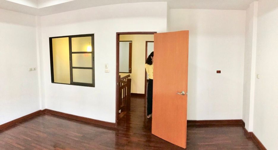 Reihenhaus zum Kauf mit 3 Zimmer in Phra Khanong, Bangkok