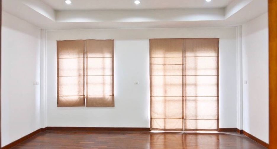 Reihenhaus zum Kauf mit 3 Zimmer in Phra Khanong, Bangkok