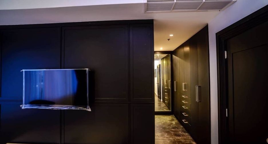 For rent 3 bedrooms condo in Khlong Toei, Bangkok
