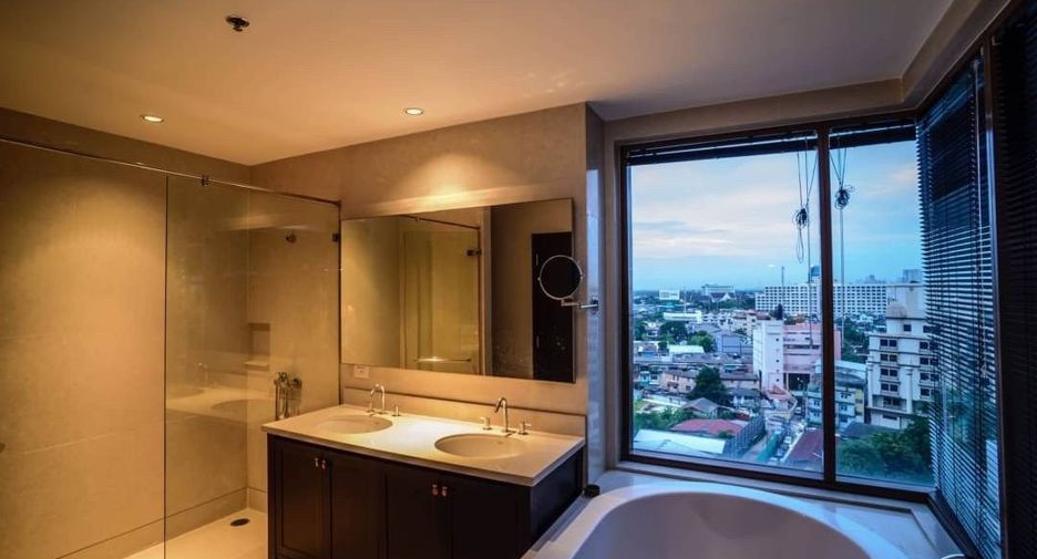 For rent 3 bedrooms condo in Khlong Toei, Bangkok