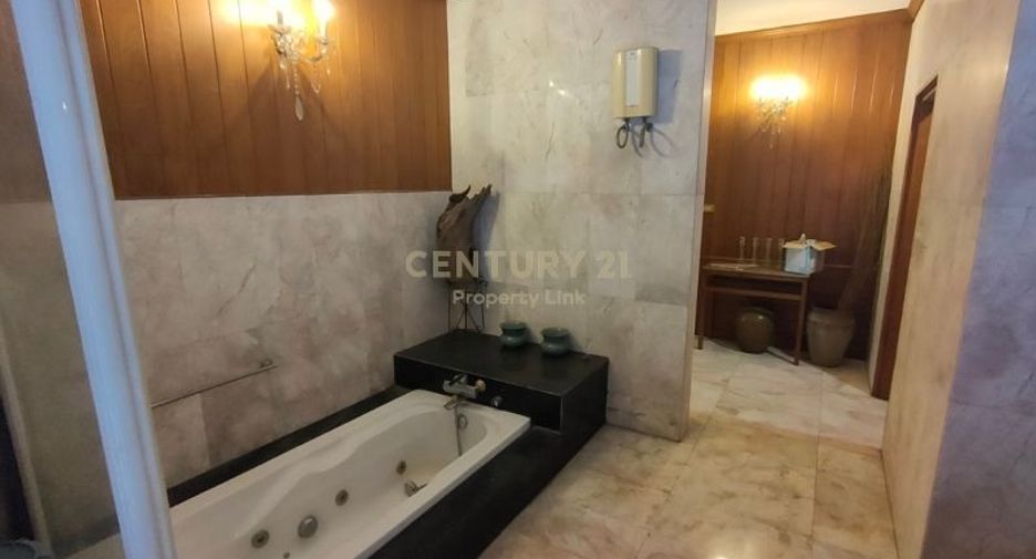 Haus zur Miete mit 4 Zimmer in Phaya Thai, Bangkok