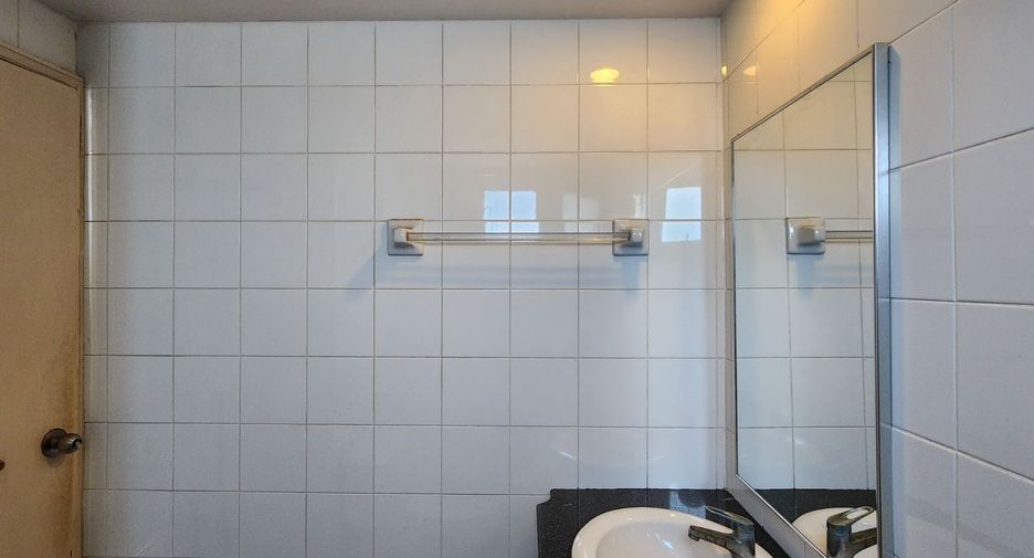 For sale 2 ベッドルーム condo in Yan Nawa, Bangkok