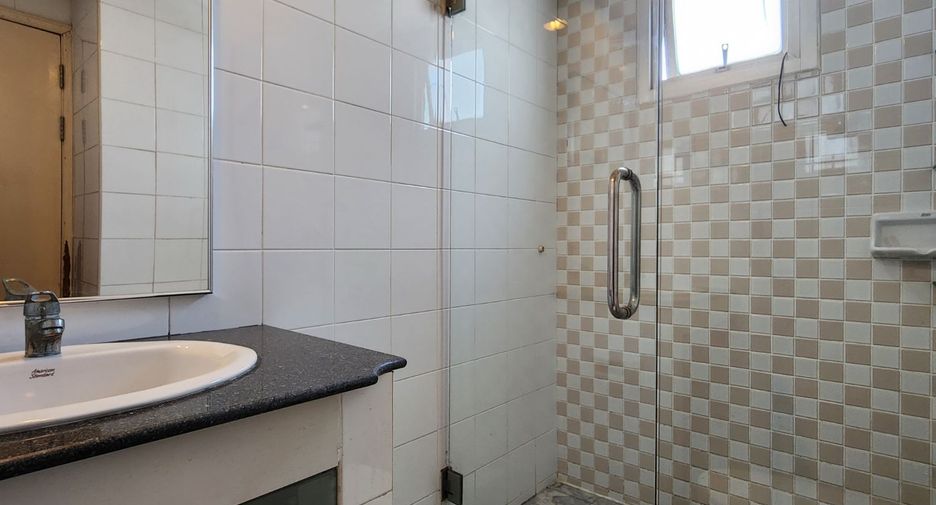 For sale 2 ベッドルーム condo in Yan Nawa, Bangkok