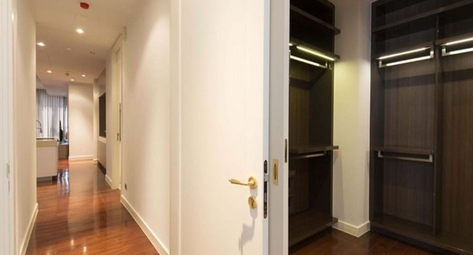 For rent 3 bedrooms condo in Khlong Toei, Bangkok