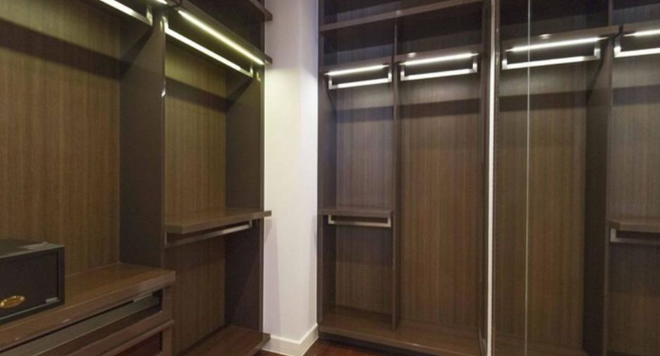 For rent 3 bedrooms condo in Khlong Toei, Bangkok