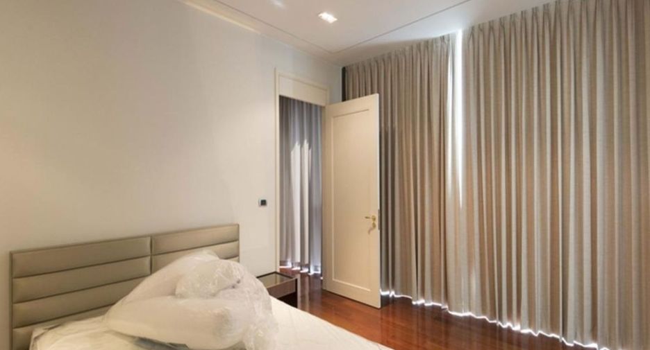 For rent 3 bedrooms condo in Khlong Toei, Bangkok