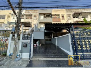 For rent 4 bed townhouse in Din Daeng, Bangkok