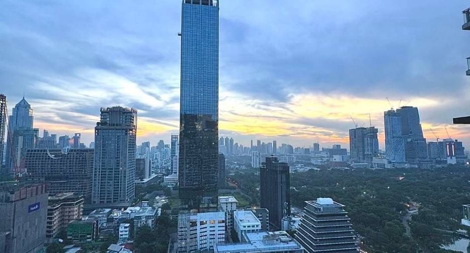 For rent 2 bedrooms condo in Pathum Wan, Bangkok