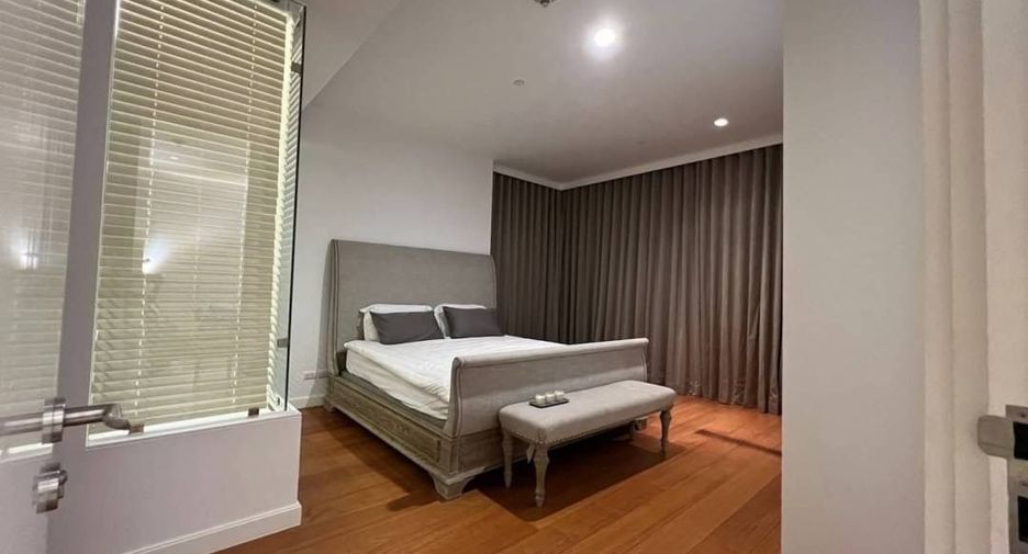 For rent 2 bedrooms condo in Pathum Wan, Bangkok