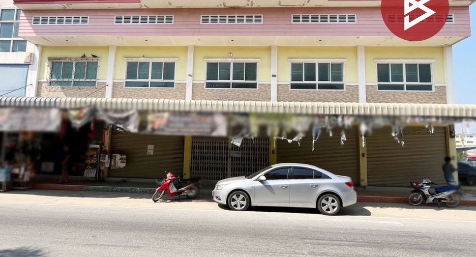 For sale 2 bed retail Space in Song Phi Nong, Suphan Buri