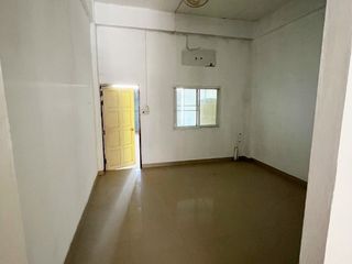For sale 2 bed retail Space in Song Phi Nong, Suphan Buri