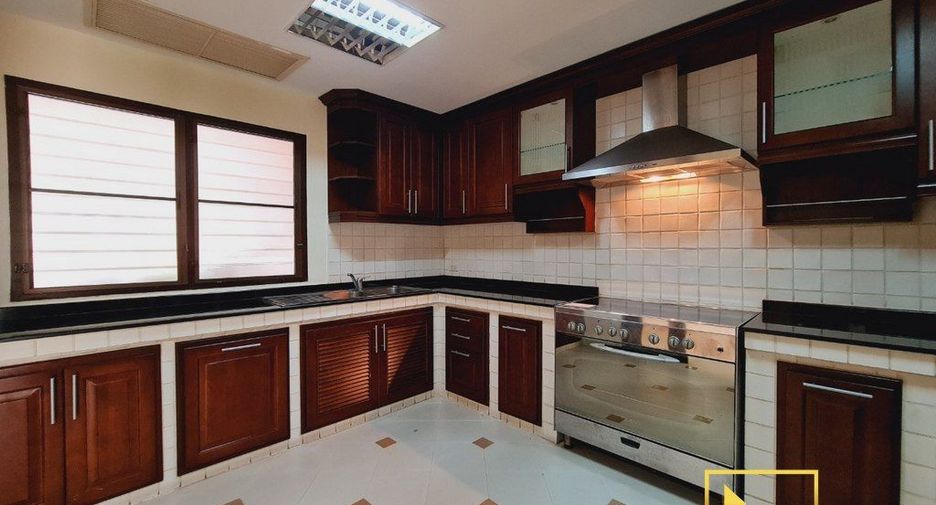For rent 3 bedrooms house in Khlong Toei, Bangkok