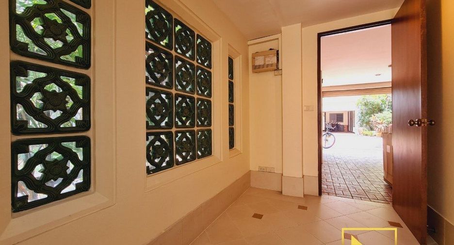 For rent 3 bedrooms house in Khlong Toei, Bangkok