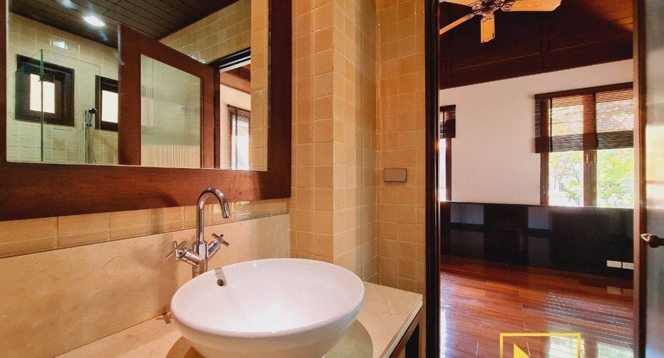 For rent 3 bedrooms house in Khlong Toei, Bangkok