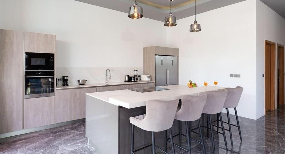 Villa en alquiler y en venta de 4 habitaciones en Mueang Phuket, Phuket