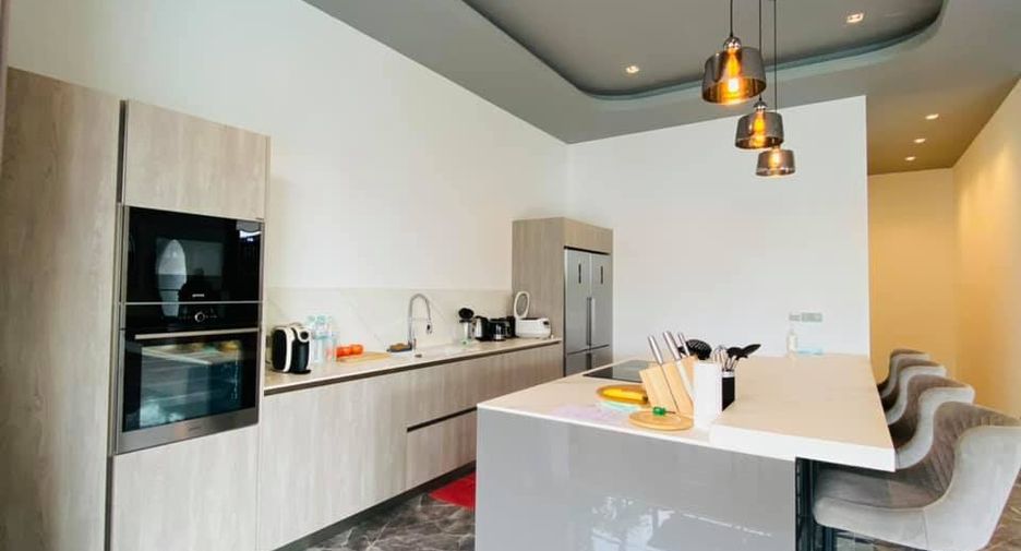 Villa en alquiler y en venta de 4 habitaciones en Mueang Phuket, Phuket