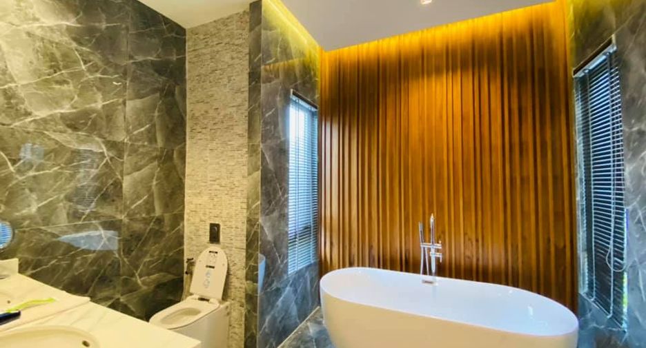 Villa en alquiler y en venta de 4 habitaciones en Mueang Phuket, Phuket