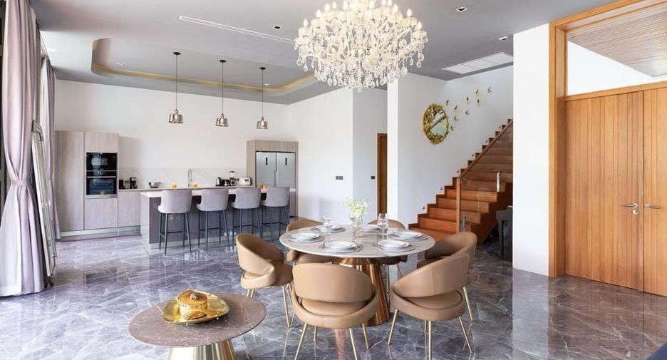 Villa en alquiler y en venta de 4 habitaciones en Mueang Phuket, Phuket