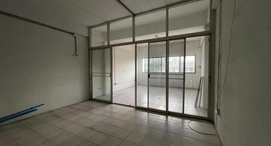 For rent 3 bed retail Space in Lat Phrao, Bangkok
