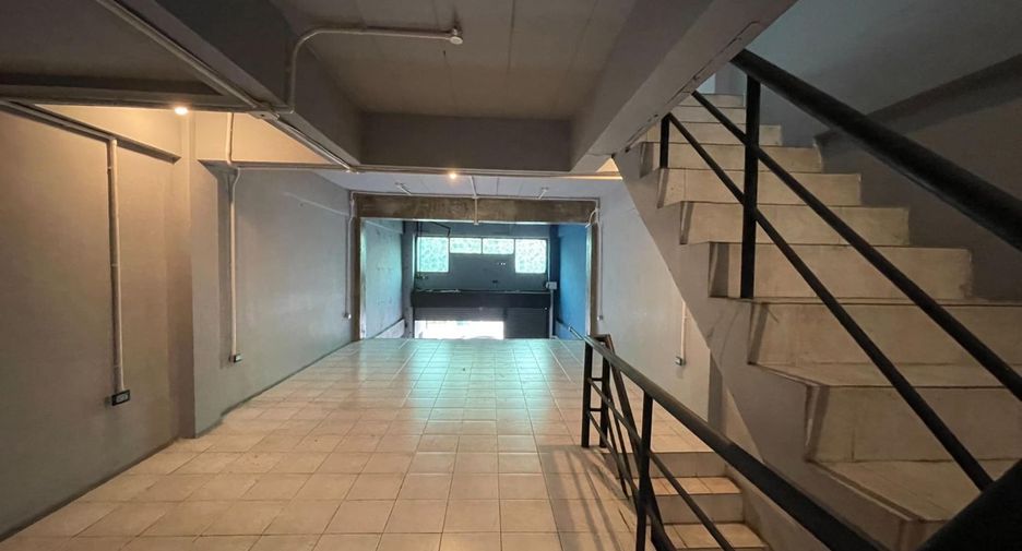 For rent 3 Beds retail Space in Lat Phrao, Bangkok
