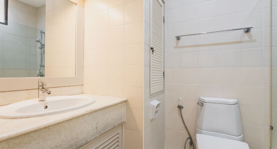For rent 3 bedrooms condo in Sathon, Bangkok