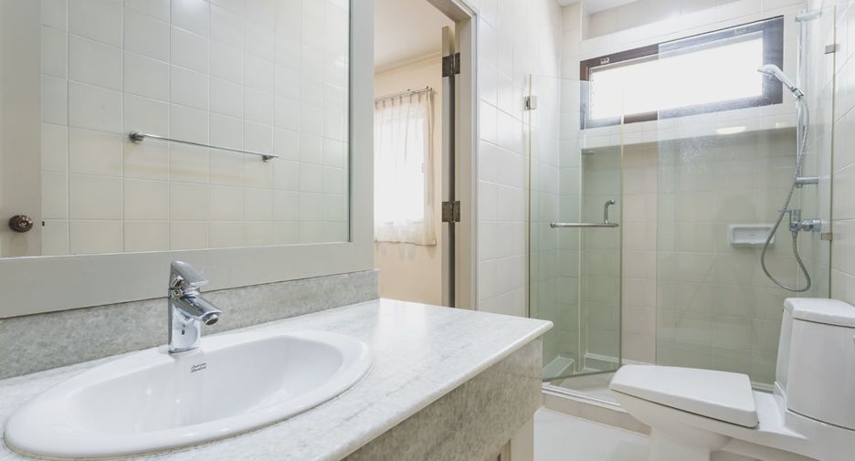 For rent 3 bedrooms condo in Sathon, Bangkok
