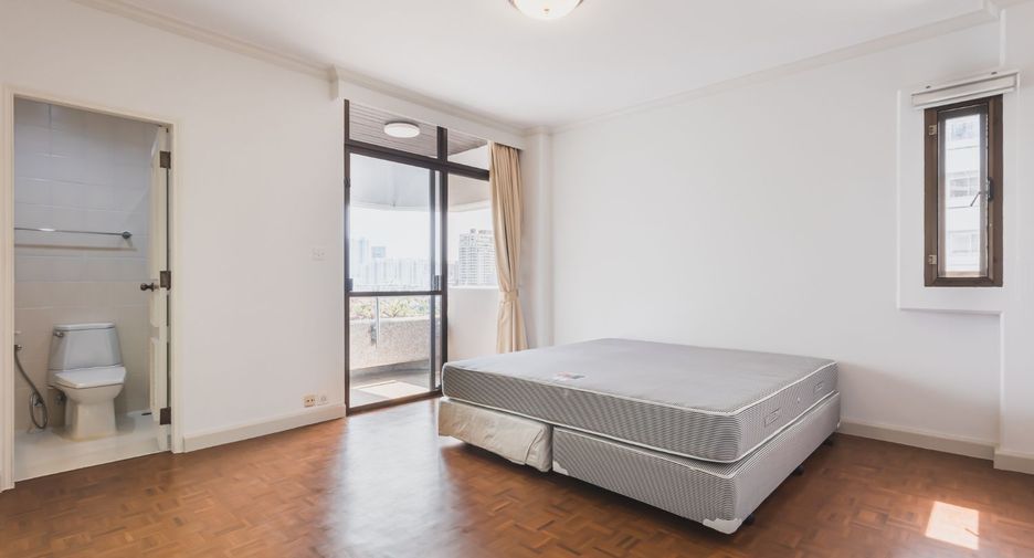 For rent 3 bedrooms condo in Sathon, Bangkok