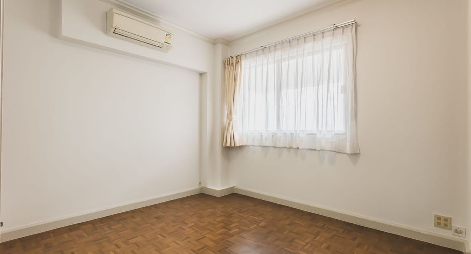 For rent 3 bedrooms condo in Sathon, Bangkok
