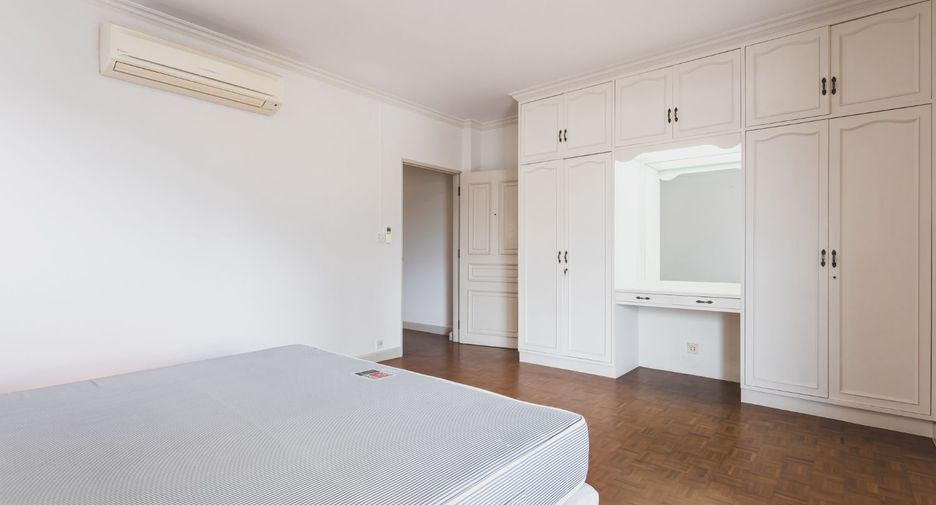 For rent 3 bedrooms condo in Sathon, Bangkok