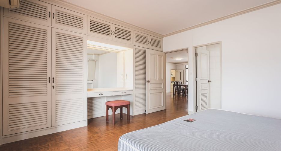 For rent 3 bedrooms condo in Sathon, Bangkok